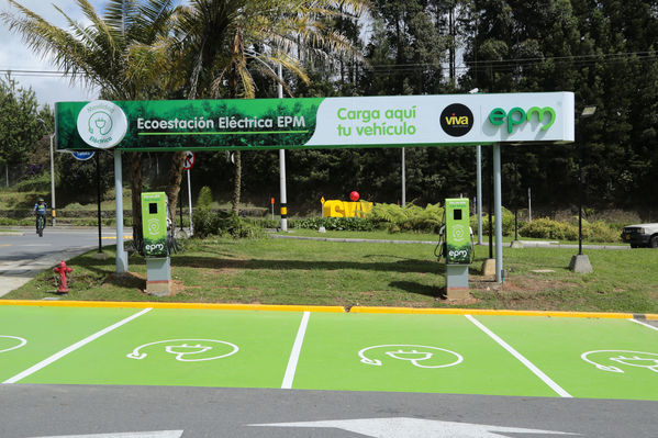 Ecoestación Viva Palmas
Ecoestación Viva Palmas
Fecha: Diciembre 12 de 2017
Para descargar esta fotografía en alta resolución, haga clic sobre la imagen hasta que la misma se despliegue en la pantalla completa; luego dé clic derecho y elija la opción "guardar imagen como". 
En caso de publicación por cualquier medio, solicitamos acompañarla del crédito: "Foto EPM"
Palabras clave: Ecoestación Viva Palmas