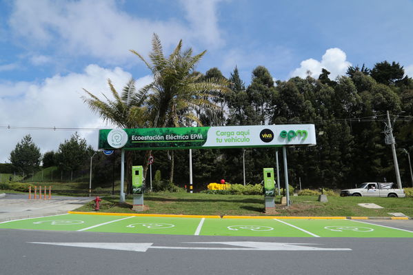Ecoestación Viva Palmas
Ecoestación Viva Palmas
Fecha: Diciembre 12 de 2017
Para descargar esta fotografía en alta resolución, haga clic sobre la imagen hasta que la misma se despliegue en la pantalla completa; luego dé clic derecho y elija la opción "guardar imagen como". 
En caso de publicación por cualquier medio, solicitamos acompañarla del crédito: "Foto EPM"
Palabras clave: Ecoestación Viva Palmas