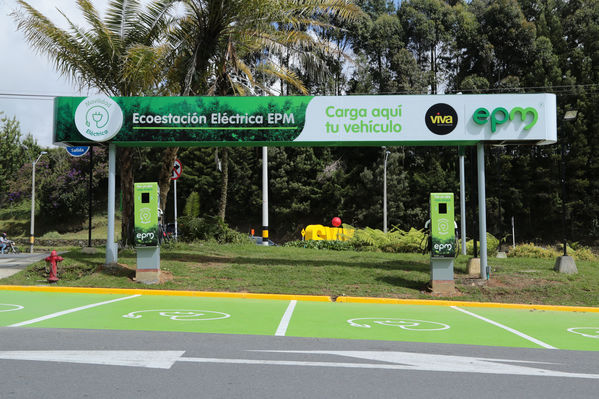 Ecoestación Viva Palmas
Ecoestación Viva Palmas
Fecha: Diciembre 12 de 2017
Para descargar esta fotografía en alta resolución, haga clic sobre la imagen hasta que la misma se despliegue en la pantalla completa; luego dé clic derecho y elija la opción "guardar imagen como". 
En caso de publicación por cualquier medio, solicitamos acompañarla del crédito: "Foto EPM"
Palabras clave: Ecoestación Viva Palmas