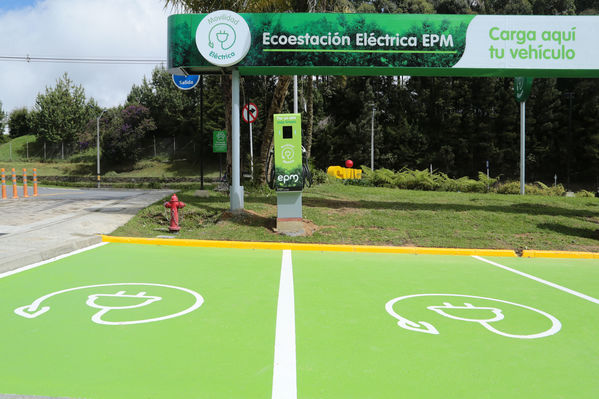 Ecoestación Viva Palmas
Ecoestación Viva Palmas
Fecha: Diciembre 12 de 2017
Para descargar esta fotografía en alta resolución, haga clic sobre la imagen hasta que la misma se despliegue en la pantalla completa; luego dé clic derecho y elija la opción "guardar imagen como". 
En caso de publicación por cualquier medio, solicitamos acompañarla del crédito: "Foto EPM"
Palabras clave: Ecoestación Viva Palmas