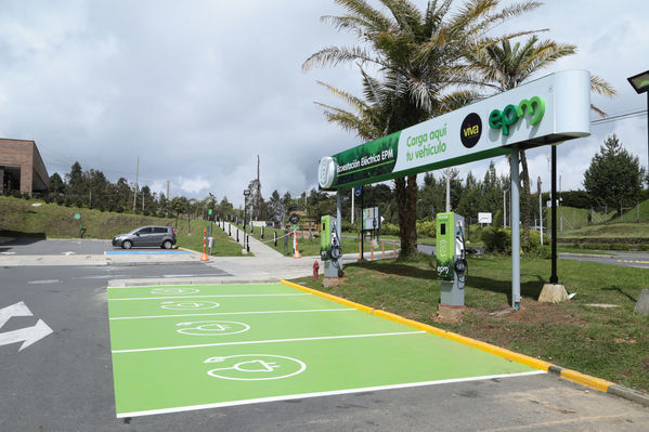 Ecoestación Viva Palmas
Ecoestación Viva Palmas
Fecha: Diciembre 12 de 2017
Para descargar esta fotografía en alta resolución, haga clic sobre la imagen hasta que la misma se despliegue en la pantalla completa; luego dé clic derecho y elija la opción "guardar imagen como". 
En caso de publicación por cualquier medio, solicitamos acompañarla del crédito: "Foto EPM"
Palabras clave: Ecoestación Viva Palmas