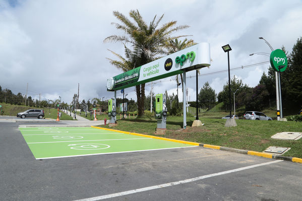 Ecoestación Viva Palmas
Ecoestación Viva Palmas
Fecha: Diciembre 12 de 2017
Para descargar esta fotografía en alta resolución, haga clic sobre la imagen hasta que la misma se despliegue en la pantalla completa; luego dé clic derecho y elija la opción "guardar imagen como". 
En caso de publicación por cualquier medio, solicitamos acompañarla del crédito: "Foto EPM"
Palabras clave: Ecoestación Viva Palmas