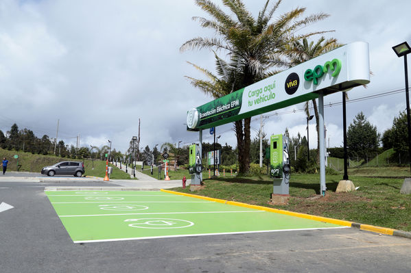 Ecoestación Viva Palmas
Ecoestación Viva Palmas
Fecha: Diciembre 12 de 2017
Para descargar esta fotografía en alta resolución, haga clic sobre la imagen hasta que la misma se despliegue en la pantalla completa; luego dé clic derecho y elija la opción "guardar imagen como". 
En caso de publicación por cualquier medio, solicitamos acompañarla del crédito: "Foto EPM"
Palabras clave: Ecoestación Viva Palmas