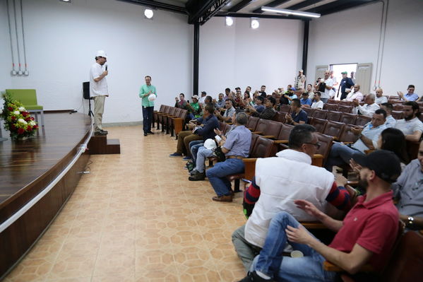 Central Guatapé
Central Guatapé. 
Fecha: 12 Diciembre 2019.
Para descargar esta fotografía en alta resolución, haga clic sobre la imagen hasta que la misma se despliegue en la pantalla completa; luego dé clic derecho y elija la opción "guardar imagen como". 
En caso de publicación por cualquier medio, solicitamos acompañarla del crédito: "Foto EPM"
Palabras clave: Central Guatapé