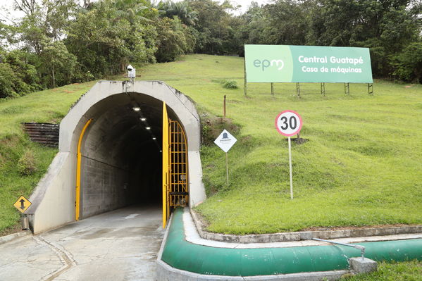 Central Guatapé
Central Guatapé. 
Fecha: 12 Diciembre 2019.
Para descargar esta fotografía en alta resolución, haga clic sobre la imagen hasta que la misma se despliegue en la pantalla completa; luego dé clic derecho y elija la opción "guardar imagen como". 
En caso de publicación por cualquier medio, solicitamos acompañarla del crédito: "Foto EPM"
Palabras clave: Central Guatapé