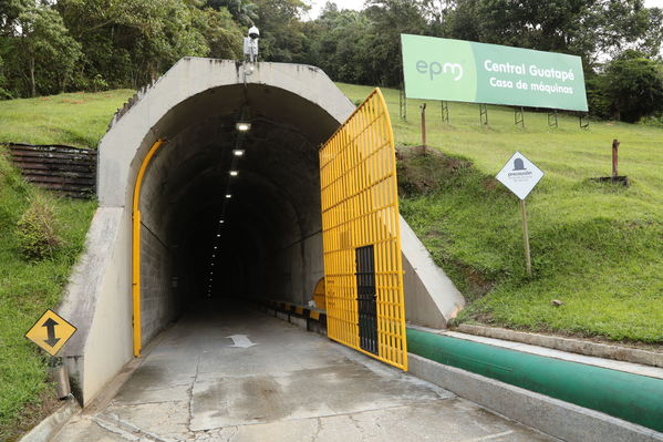Central Guatapé
Central Guatapé. 
Fecha: 12 Diciembre 2019.
Para descargar esta fotografía en alta resolución, haga clic sobre la imagen hasta que la misma se despliegue en la pantalla completa; luego dé clic derecho y elija la opción "guardar imagen como". 
En caso de publicación por cualquier medio, solicitamos acompañarla del crédito: "Foto EPM"
Palabras clave: Central Guatapé
