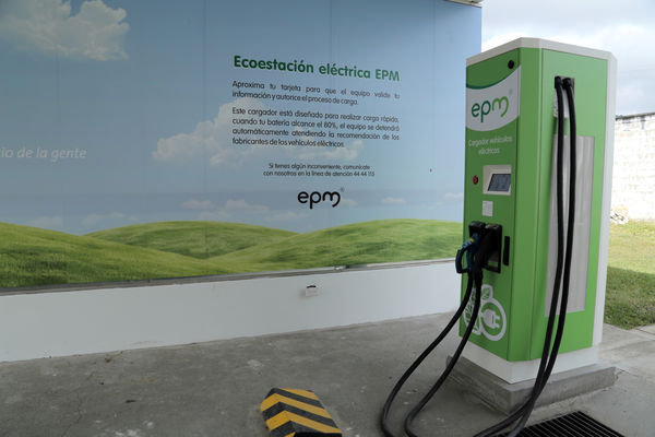 Ecoestaciones para la carga de vehículos eléctricos 
Ecoestaciones para la carga de vehículos eléctricos     
Fecha: Diciembre 16 de 2015. Lugar: Medellín – Rionegro
Para descargar esta fotografía en alta resolución, haga clic sobre la imagen hasta que la misma se despliegue en la pantalla completa; luego dé clic derecho y elija la opción "guardar imagen como". 
En caso de publicación por cualquier medio, solicitamos acompañarla del crédito: "Foto EPM"
Palabras clave: Ecoestaciones carga vehículos eléctricos