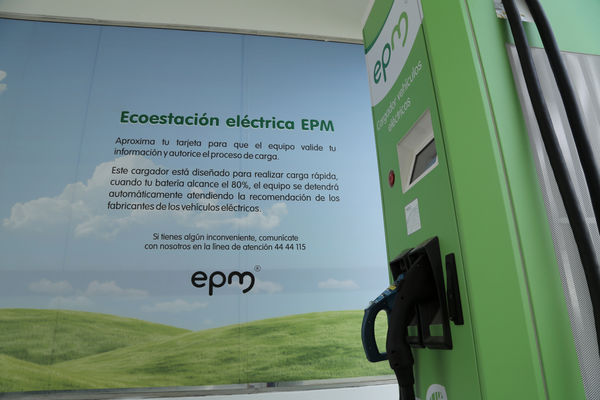 Ecoestaciones para la carga de vehículos eléctricos  
Ecoestaciones para la carga de vehículos eléctricos     
Fecha: Diciembre 16 de 2015. Lugar: Medellín – Rionegro
Para descargar esta fotografía en alta resolución, haga clic sobre la imagen hasta que la misma se despliegue en la pantalla completa; luego dé clic derecho y elija la opción "guardar imagen como". 
En caso de publicación por cualquier medio, solicitamos acompañarla del crédito: "Foto EPM"
Palabras clave: Ecoestaciones carga vehículos eléctricos
