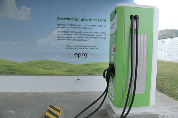 Ecoestaciones para la carga de vehículos eléctricos 
Ecoestaciones para la carga de vehículos eléctricos   
Fecha: Diciembre 16 de 2015. Lugar: Medellín – Rionegro
Para descargar esta fotografía en alta resolución, haga clic sobre la imagen hasta que la misma se despliegue en la pantalla completa; luego dé clic derecho y elija la opción "guardar imagen como". 
En caso de publicación por cualquier medio, solicitamos acompañarla del crédito: "Foto EPM"
Palabras clave: Ecoestaciones carga vehículos eléctricos