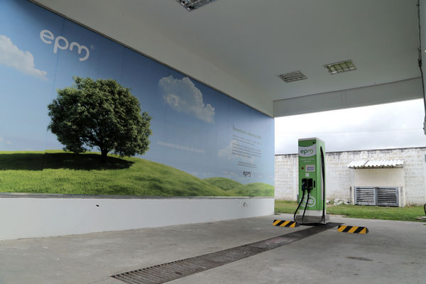Ecoestaciones para la carga de vehículos eléctricos  
Ecoestaciones para la carga de vehículos eléctricos   
Fecha: Diciembre 16 de 2015. Lugar: Medellín – Rionegro
Para descargar esta fotografía en alta resolución, haga clic sobre la imagen hasta que la misma se despliegue en la pantalla completa; luego dé clic derecho y elija la opción "guardar imagen como". 
En caso de publicación por cualquier medio, solicitamos acompañarla del crédito: "Foto EPM"
Palabras clave: Ecoestaciones carga vehículos eléctricos