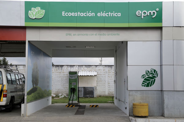 Ecoestaciones para la carga de vehículos eléctricos 
Ecoestaciones para la carga de vehículos eléctricos    
Fecha: Diciembre 16 de 2015. Lugar: Medellín – Rionegro
Para descargar esta fotografía en alta resolución, haga clic sobre la imagen hasta que la misma se despliegue en la pantalla completa; luego dé clic derecho y elija la opción "guardar imagen como". 
En caso de publicación por cualquier medio, solicitamos acompañarla del crédito: "Foto EPM"
Palabras clave: Ecoestaciones carga vehículos eléctricos
