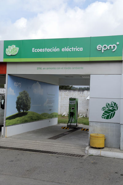 Ecoestaciones para la carga de vehículos eléctricos 
Ecoestaciones para la carga de vehículos eléctricos    
Fecha: Diciembre 16 de 2015. Lugar: Medellín – Rionegro
Para descargar esta fotografía en alta resolución, haga clic sobre la imagen hasta que la misma se despliegue en la pantalla completa; luego dé clic derecho y elija la opción "guardar imagen como". 
En caso de publicación por cualquier medio, solicitamos acompañarla del crédito: "Foto EPM"
Palabras clave: Ecoestaciones carga vehículos eléctricos