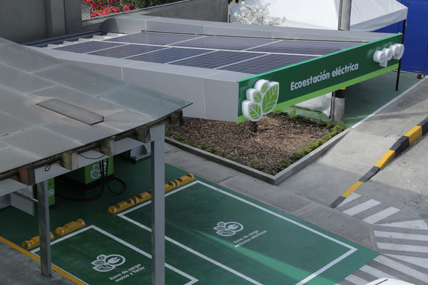 Ecoestaciones para la carga de vehículos eléctricos  
Ecoestaciones para la carga de vehículos eléctricos   
Fecha: Diciembre 16 de 2015. Lugar: Medellín – Rionegro
Para descargar esta fotografía en alta resolución, haga clic sobre la imagen hasta que la misma se despliegue en la pantalla completa; luego dé clic derecho y elija la opción "guardar imagen como". 
En caso de publicación por cualquier medio, solicitamos acompañarla del crédito: "Foto EPM"
Palabras clave: Ecoestaciones carga vehículos eléctricos