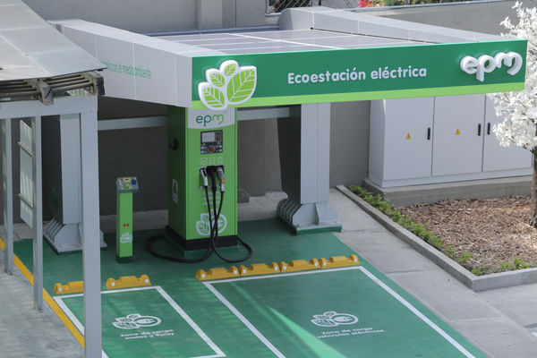 Ecoestaciones para la carga de vehículos eléctricos 
Ecoestaciones para la carga de vehículos eléctricos   
Fecha: Diciembre 16 de 2015. Lugar: Medellín – Rionegro
Para descargar esta fotografía en alta resolución, haga clic sobre la imagen hasta que la misma se despliegue en la pantalla completa; luego dé clic derecho y elija la opción "guardar imagen como". 
En caso de publicación por cualquier medio, solicitamos acompañarla del crédito: "Foto EPM"
Palabras clave: Ecoestaciones carga vehículos eléctricos