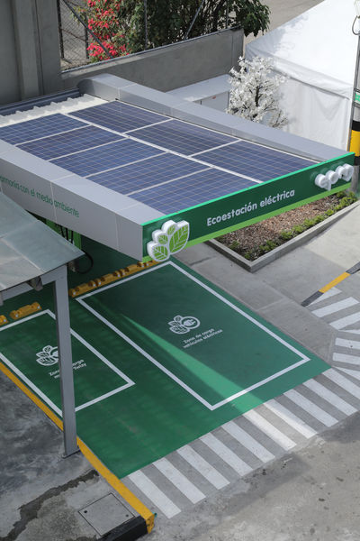 Ecoestaciones para la carga de vehículos eléctricos    
Ecoestaciones para la carga de vehículos eléctricos    
Fecha: Diciembre 16 de 2015. Lugar: Medellín – Rionegro
Para descargar esta fotografía en alta resolución, haga clic sobre la imagen hasta que la misma se despliegue en la pantalla completa; luego dé clic derecho y elija la opción "guardar imagen como". 
En caso de publicación por cualquier medio, solicitamos acompañarla del crédito: "Foto EPM"
Palabras clave: Ecoestaciones carga vehículos eléctricos