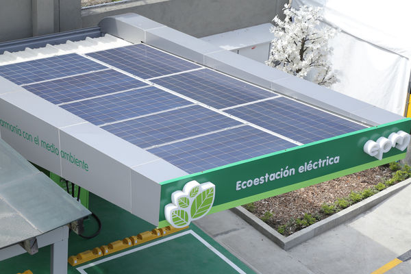Ecoestaciones para la carga de vehículos eléctricos 
Ecoestaciones para la carga de vehículos eléctricos     
Fecha: Diciembre 16 de 2015. Lugar: Medellín – Rionegro
Para descargar esta fotografía en alta resolución, haga clic sobre la imagen hasta que la misma se despliegue en la pantalla completa; luego dé clic derecho y elija la opción "guardar imagen como". 
En caso de publicación por cualquier medio, solicitamos acompañarla del crédito: "Foto EPM"
Palabras clave: Ecoestaciones carga vehículos eléctricos