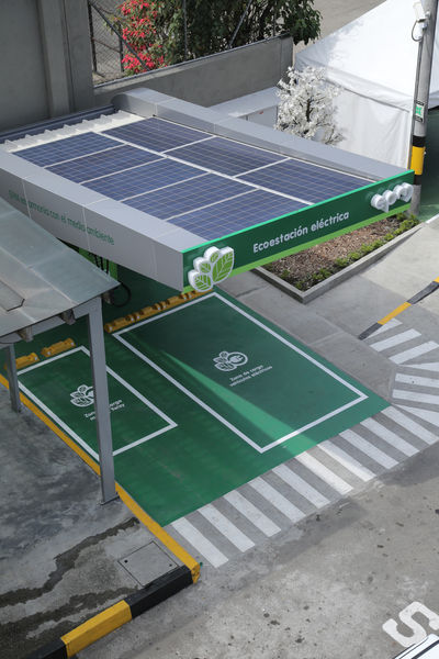 Ecoestaciones para la carga de vehículos eléctricos   
Ecoestaciones para la carga de vehículos eléctricos   
Fecha: Diciembre 16 de 2015. Lugar: Medellín – Rionegro
Para descargar esta fotografía en alta resolución, haga clic sobre la imagen hasta que la misma se despliegue en la pantalla completa; luego dé clic derecho y elija la opción "guardar imagen como". 
En caso de publicación por cualquier medio, solicitamos acompañarla del crédito: "Foto EPM"
Palabras clave: Ecoestaciones carga vehículos eléctricos