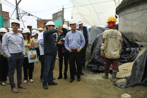 Visita UVA Versalles del alcalde y gerente de Grupo EPM
Visita UVA Versalles del alcalde y gerente de Grupo EPM
Fecha: Diciembre 18 de 2013
Para descargar esta fotografía en alta resolución, haga clic sobre la imagen hasta que la misma se despliegue en la pantalla completa; luego dé clic derecho y elija la opción "guardar imagen como". 
En caso de publicación por cualquier medio, solicitamos acompañarla del crédito: "Foto EPM"
Palabras clave: Visita UVA Versalles alcalde gerente Grupo EPM