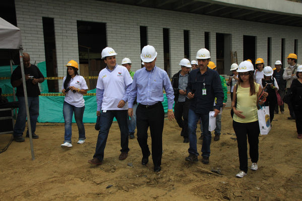 Visita UVA Versalles del alcalde y gerente de Grupo EPM
Visita UVA Versalles del alcalde y gerente de Grupo EPM
Fecha: Diciembre 18 de 2013
Para descargar esta fotografía en alta resolución, haga clic sobre la imagen hasta que la misma se despliegue en la pantalla completa; luego dé clic derecho y elija la opción "guardar imagen como". 
En caso de publicación por cualquier medio, solicitamos acompañarla del crédito: "Foto EPM"
Palabras clave: Visita UVA Versalles alcalde gerente Grupo EPM