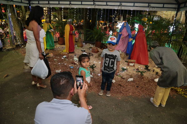  Activación centro de Medellín y novena navideña barrio Boston Centro Parrilla
 Activación centro de Medellín y novena navideña barrio Boston Centro Parrilla.
Fecha: 19 Diciembre 2017
Para descargar esta fotografía en alta resolución, haga clic sobre la imagen hasta que la misma se despliegue en la pantalla completa; luego dé clic derecho y elija la opción "guardar imagen como". 
En caso de publicación por cualquier medio, solicitamos acompañarla del crédito: "Foto EPM"
Palabras clave: Activación centro de Medellín novena navideña barrio Boston Centro Parrilla