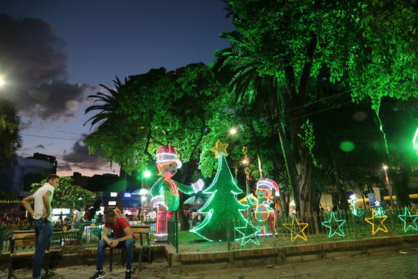  Activación centro de Medellín y novena navideña barrio Boston Centro Parrilla
 Activación centro de Medellín y novena navideña barrio Boston Centro Parrilla.
Fecha: 19 Diciembre 2017
Para descargar esta fotografía en alta resolución, haga clic sobre la imagen hasta que la misma se despliegue en la pantalla completa; luego dé clic derecho y elija la opción "guardar imagen como". 
En caso de publicación por cualquier medio, solicitamos acompañarla del crédito: "Foto EPM"
Palabras clave: Activación centro de Medellín novena navideña barrio Boston Centro Parrilla