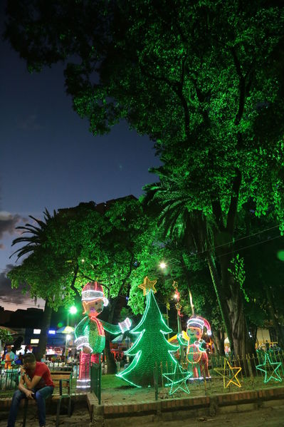  Activación centro de Medellín y novena navideña barrio Boston Centro Parrilla
 Activación centro de Medellín y novena navideña barrio Boston Centro Parrilla.
Fecha: 19 Diciembre 2017
Para descargar esta fotografía en alta resolución, haga clic sobre la imagen hasta que la misma se despliegue en la pantalla completa; luego dé clic derecho y elija la opción "guardar imagen como". 
En caso de publicación por cualquier medio, solicitamos acompañarla del crédito: "Foto EPM"
Palabras clave: Activación centro de Medellín novena navideña barrio Boston Centro Parrilla