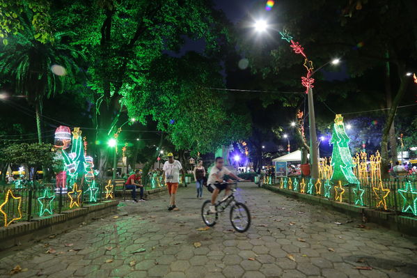  Activación centro de Medellín y novena navideña barrio Boston Centro Parrilla
 Activación centro de Medellín y novena navideña barrio Boston Centro Parrilla.
Fecha: 19 Diciembre 2017
Para descargar esta fotografía en alta resolución, haga clic sobre la imagen hasta que la misma se despliegue en la pantalla completa; luego dé clic derecho y elija la opción "guardar imagen como". 
En caso de publicación por cualquier medio, solicitamos acompañarla del crédito: "Foto EPM"
Palabras clave: Activación centro de Medellín novena navideña barrio Boston Centro ParrillaActivación centro de Medellín novena navideña barrio Boston Centro Parrilla