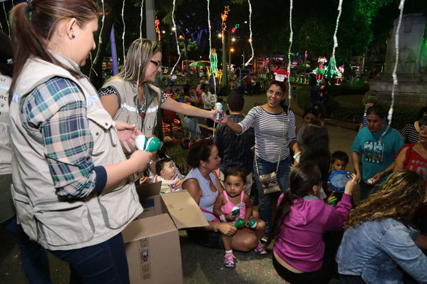  Activación centro de Medellín y novena navideña barrio Boston Centro Parrilla
 Activación centro de Medellín y novena navideña barrio Boston Centro Parrilla.
Fecha: 19 Diciembre 2017
Para descargar esta fotografía en alta resolución, haga clic sobre la imagen hasta que la misma se despliegue en la pantalla completa; luego dé clic derecho y elija la opción "guardar imagen como". 
En caso de publicación por cualquier medio, solicitamos acompañarla del crédito: "Foto EPM"
Palabras clave: Activación centro de Medellín novena navideña barrio Boston Centro Parrilla