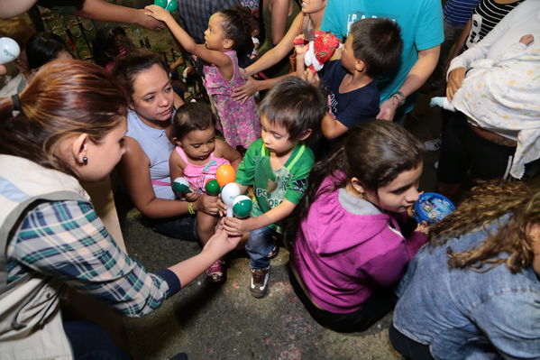  Activación centro de Medellín y novena navideña barrio Boston Centro Parrilla
 Activación centro de Medellín y novena navideña barrio Boston Centro Parrilla.
Fecha: 19 Diciembre 2017
Para descargar esta fotografía en alta resolución, haga clic sobre la imagen hasta que la misma se despliegue en la pantalla completa; luego dé clic derecho y elija la opción "guardar imagen como". 
En caso de publicación por cualquier medio, solicitamos acompañarla del crédito: "Foto EPM"
Palabras clave: Activación centro de Medellín novena navideña barrio Boston Centro Parrilla