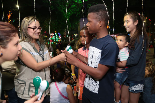  Activación centro de Medellín y novena navideña barrio Boston Centro Parrilla
 Activación centro de Medellín y novena navideña barrio Boston Centro Parrilla.
Fecha: 19 Diciembre 2017
Para descargar esta fotografía en alta resolución, haga clic sobre la imagen hasta que la misma se despliegue en la pantalla completa; luego dé clic derecho y elija la opción "guardar imagen como". 
En caso de publicación por cualquier medio, solicitamos acompañarla del crédito: "Foto EPM"
Palabras clave: Activación centro de Medellín novena navideña barrio Boston Centro Parrilla