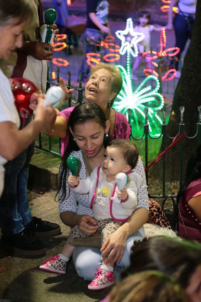  Activación centro de Medellín y novena navideña barrio Boston Centro Parrilla
 Activación centro de Medellín y novena navideña barrio Boston Centro Parrilla.
Fecha: 19 Diciembre 2017
Para descargar esta fotografía en alta resolución, haga clic sobre la imagen hasta que la misma se despliegue en la pantalla completa; luego dé clic derecho y elija la opción "guardar imagen como". 
En caso de publicación por cualquier medio, solicitamos acompañarla del crédito: "Foto EPM"
Palabras clave: Activación centro de Medellín novena navideña barrio Boston Centro Parrilla