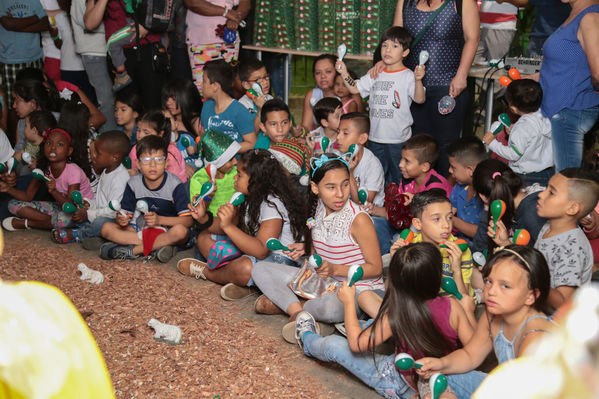  Activación centro de Medellín y novena navideña barrio Boston Centro Parrilla
 Activación centro de Medellín y novena navideña barrio Boston Centro Parrilla.
Fecha: 19 Diciembre 2017
Para descargar esta fotografía en alta resolución, haga clic sobre la imagen hasta que la misma se despliegue en la pantalla completa; luego dé clic derecho y elija la opción "guardar imagen como". 
En caso de publicación por cualquier medio, solicitamos acompañarla del crédito: "Foto EPM"
Palabras clave: Activación centro de Medellín novena navideña barrio Boston Centro Parrilla