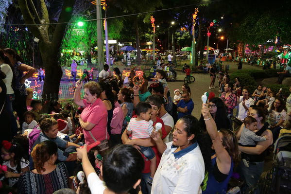  Activación centro de Medellín y novena navideña barrio Boston Centro Parrilla
 Activación centro de Medellín y novena navideña barrio Boston Centro Parrilla.
Fecha: 19 Diciembre 2017
Para descargar esta fotografía en alta resolución, haga clic sobre la imagen hasta que la misma se despliegue en la pantalla completa; luego dé clic derecho y elija la opción "guardar imagen como". 
En caso de publicación por cualquier medio, solicitamos acompañarla del crédito: "Foto EPM"
Palabras clave: Activación centro de Medellín novena navideña barrio Boston Centro Parrilla