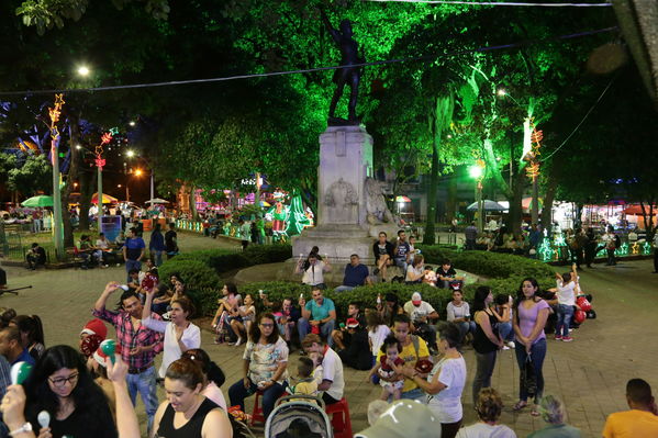  Activación centro de Medellín y novena navideña barrio Boston Centro Parrilla
 Activación centro de Medellín y novena navideña barrio Boston Centro Parrilla.
Fecha: 19 Diciembre 2017
Para descargar esta fotografía en alta resolución, haga clic sobre la imagen hasta que la misma se despliegue en la pantalla completa; luego dé clic derecho y elija la opción "guardar imagen como". 
En caso de publicación por cualquier medio, solicitamos acompañarla del crédito: "Foto EPM"
Palabras clave: Activación centro de Medellín novena navideña barrio Boston Centro Parrilla