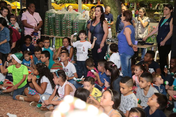  Activación centro de Medellín y novena navideña barrio Boston Centro Parrilla
 Activación centro de Medellín y novena navideña barrio Boston Centro Parrilla.
Fecha: 19 Diciembre 2017
Para descargar esta fotografía en alta resolución, haga clic sobre la imagen hasta que la misma se despliegue en la pantalla completa; luego dé clic derecho y elija la opción "guardar imagen como". 
En caso de publicación por cualquier medio, solicitamos acompañarla del crédito: "Foto EPM"
Palabras clave: Activación centro de Medellín novena navideña barrio Boston Centro Parrilla
