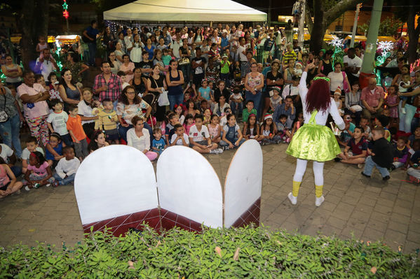  Activación centro de Medellín y novena navideña barrio Boston Centro Parrilla
 Activación centro de Medellín y novena navideña barrio Boston Centro Parrilla.
Fecha: 19 Diciembre 2017
Para descargar esta fotografía en alta resolución, haga clic sobre la imagen hasta que la misma se despliegue en la pantalla completa; luego dé clic derecho y elija la opción "guardar imagen como". 
En caso de publicación por cualquier medio, solicitamos acompañarla del crédito: "Foto EPM"
Palabras clave: Activación centro de Medellín y novena navideña barrio Boston Centro Parrilla