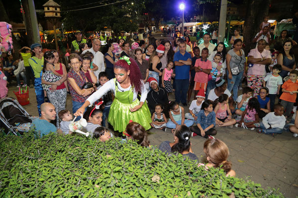  Activación centro de Medellín y novena navideña barrio Boston Centro Parrilla
 Activación centro de Medellín y novena navideña barrio Boston Centro Parrilla.
Fecha: 19 Diciembre 2017
Para descargar esta fotografía en alta resolución, haga clic sobre la imagen hasta que la misma se despliegue en la pantalla completa; luego dé clic derecho y elija la opción "guardar imagen como". 
En caso de publicación por cualquier medio, solicitamos acompañarla del crédito: "Foto EPM"
Palabras clave: Activación centro de Medellín y novena navideña barrio Boston Centro Parrilla