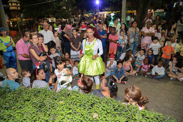  Activación centro de Medellín y novena navideña barrio Boston Centro Parrilla
 Activación centro de Medellín y novena navideña barrio Boston Centro Parrilla.
Fecha: 19 Diciembre 2017
Para descargar esta fotografía en alta resolución, haga clic sobre la imagen hasta que la misma se despliegue en la pantalla completa; luego dé clic derecho y elija la opción "guardar imagen como". 
En caso de publicación por cualquier medio, solicitamos acompañarla del crédito: "Foto EPM"
Palabras clave: Activación centro de Medellín y novena navideña barrio Boston Centro Parrilla