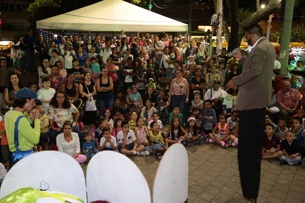  Activación centro de Medellín y novena navideña barrio Boston Centro Parrilla
 Activación centro de Medellín y novena navideña barrio Boston Centro Parrilla.
Fecha: 19 Diciembre 2017
Para descargar esta fotografía en alta resolución, haga clic sobre la imagen hasta que la misma se despliegue en la pantalla completa; luego dé clic derecho y elija la opción "guardar imagen como". 
En caso de publicación por cualquier medio, solicitamos acompañarla del crédito: "Foto EPM"
Palabras clave: Activación centro de Medellín y novena navideña barrio Boston Centro Parrilla