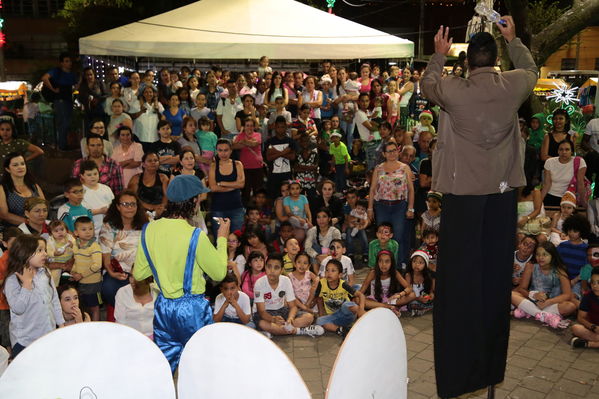  Activación centro de Medellín y novena navideña barrio Boston Centro Parrilla
 Activación centro de Medellín y novena navideña barrio Boston Centro Parrilla.
Fecha: 19 Diciembre 2017
Para descargar esta fotografía en alta resolución, haga clic sobre la imagen hasta que la misma se despliegue en la pantalla completa; luego dé clic derecho y elija la opción "guardar imagen como". 
En caso de publicación por cualquier medio, solicitamos acompañarla del crédito: "Foto EPM"
Palabras clave: Activación centro de Medellín y novena navideña barrio Boston Centro Parrilla