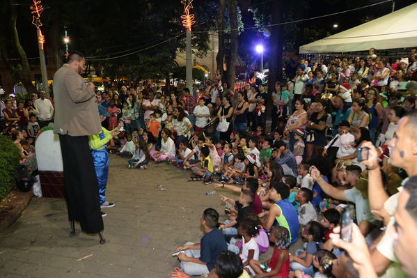  Activación centro de Medellín y novena navideña barrio Boston Centro Parrilla
 Activación centro de Medellín y novena navideña barrio Boston Centro Parrilla.
Fecha: 19 Diciembre 2017
Para descargar esta fotografía en alta resolución, haga clic sobre la imagen hasta que la misma se despliegue en la pantalla completa; luego dé clic derecho y elija la opción "guardar imagen como". 
En caso de publicación por cualquier medio, solicitamos acompañarla del crédito: "Foto EPM"
Palabras clave: Activación centro de Medellín y novena navideña barrio Boston Centro Parrilla