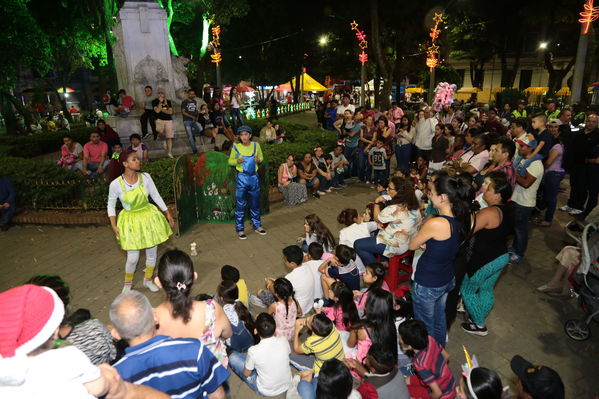  Activación centro de Medellín y novena navideña barrio Boston Centro Parrilla
 Activación centro de Medellín y novena navideña barrio Boston Centro Parrilla.
Fecha: 19 Diciembre 2017
Para descargar esta fotografía en alta resolución, haga clic sobre la imagen hasta que la misma se despliegue en la pantalla completa; luego dé clic derecho y elija la opción "guardar imagen como". 
En caso de publicación por cualquier medio, solicitamos acompañarla del crédito: "Foto EPM"
Palabras clave: Activación centro de Medellín y novena navideña barrio Boston Centro Parrilla
