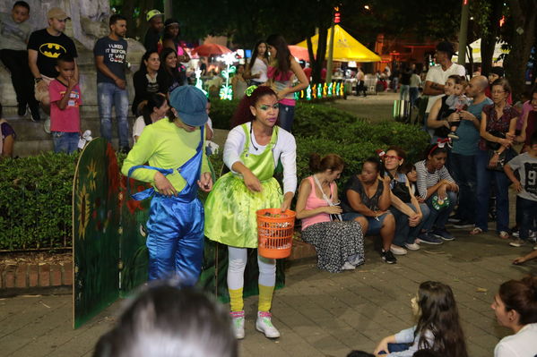  Activación centro de Medellín y novena navideña barrio Boston Centro Parrilla
 Activación centro de Medellín y novena navideña barrio Boston Centro Parrilla.
Fecha: 19 Diciembre 2017
Para descargar esta fotografía en alta resolución, haga clic sobre la imagen hasta que la misma se despliegue en la pantalla completa; luego dé clic derecho y elija la opción "guardar imagen como". 
En caso de publicación por cualquier medio, solicitamos acompañarla del crédito: "Foto EPM"
Palabras clave: Activación centro de Medellín y novena navideña barrio Boston Centro Parrilla