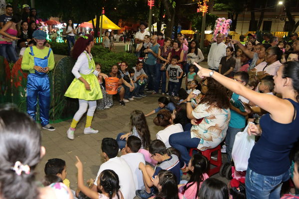  Activación centro de Medellín y novena navideña barrio Boston Centro Parrilla
 Activación centro de Medellín y novena navideña barrio Boston Centro Parrilla.
Fecha: 19 Diciembre 2017
Para descargar esta fotografía en alta resolución, haga clic sobre la imagen hasta que la misma se despliegue en la pantalla completa; luego dé clic derecho y elija la opción "guardar imagen como". 
En caso de publicación por cualquier medio, solicitamos acompañarla del crédito: "Foto EPM"
Palabras clave: Activación centro de Medellín y novena navideña barrio Boston Centro Parrilla
