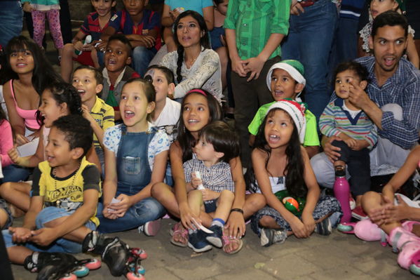  Activación centro de Medellín y novena navideña barrio Boston Centro Parrilla
 Activación centro de Medellín y novena navideña barrio Boston Centro Parrilla.
Fecha: 19 Diciembre 2017
Para descargar esta fotografía en alta resolución, haga clic sobre la imagen hasta que la misma se despliegue en la pantalla completa; luego dé clic derecho y elija la opción "guardar imagen como". 
En caso de publicación por cualquier medio, solicitamos acompañarla del crédito: "Foto EPM"
Palabras clave: Activación centro de Medellín y novena navideña barrio Boston Centro Parrilla
