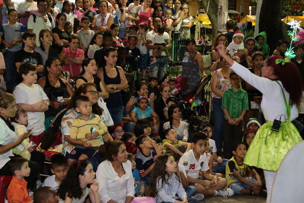  Activación centro de Medellín y novena navideña barrio Boston Centro Parrilla
 Activación centro de Medellín y novena navideña barrio Boston Centro Parrilla.
Fecha: 19 Diciembre 2017
Para descargar esta fotografía en alta resolución, haga clic sobre la imagen hasta que la misma se despliegue en la pantalla completa; luego dé clic derecho y elija la opción "guardar imagen como". 
En caso de publicación por cualquier medio, solicitamos acompañarla del crédito: "Foto EPM"
Palabras clave: Activación centro de Medellín y novena navideña barrio Boston Centro Parrilla