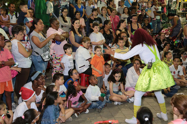  Activación centro de Medellín y novena navideña barrio Boston Centro Parrilla
 Activación centro de Medellín y novena navideña barrio Boston Centro Parrilla.
Fecha: 19 Diciembre 2017
Para descargar esta fotografía en alta resolución, haga clic sobre la imagen hasta que la misma se despliegue en la pantalla completa; luego dé clic derecho y elija la opción "guardar imagen como". 
En caso de publicación por cualquier medio, solicitamos acompañarla del crédito: "Foto EPM"
Palabras clave: Activación centro de Medellín y novena navideña barrio Boston Centro Parrilla