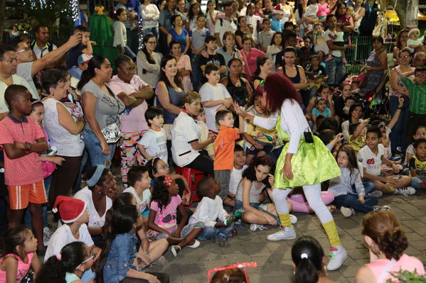  Activación centro de Medellín y novena navideña barrio Boston Centro Parrilla
 Activación centro de Medellín y novena navideña barrio Boston Centro Parrilla.
Fecha: 19 Diciembre 2017
Para descargar esta fotografía en alta resolución, haga clic sobre la imagen hasta que la misma se despliegue en la pantalla completa; luego dé clic derecho y elija la opción "guardar imagen como". 
En caso de publicación por cualquier medio, solicitamos acompañarla del crédito: "Foto EPM"
Palabras clave: Activación centro de Medellín y novena navideña barrio Boston Centro Parrilla