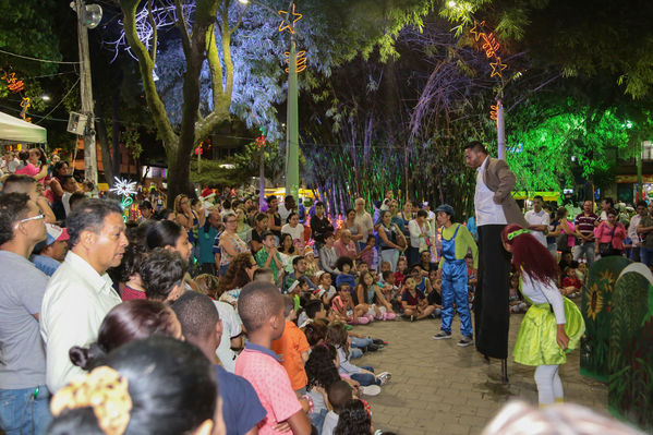  Activación centro de Medellín y novena navideña barrio Boston Centro Parrilla
 Activación centro de Medellín y novena navideña barrio Boston Centro Parrilla.
Fecha: 19 Diciembre 2017
Para descargar esta fotografía en alta resolución, haga clic sobre la imagen hasta que la misma se despliegue en la pantalla completa; luego dé clic derecho y elija la opción "guardar imagen como". 
En caso de publicación por cualquier medio, solicitamos acompañarla del crédito: "Foto EPM"
Palabras clave: Activación centro de Medellín y novena navideña barrio Boston Centro Parrilla