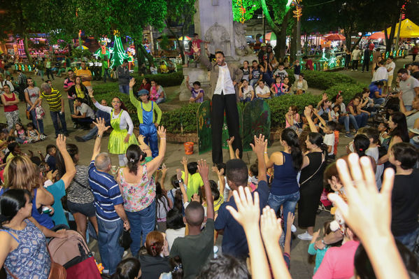  Activación centro de Medellín y novena navideña barrio Boston Centro Parrilla
 Activación centro de Medellín y novena navideña barrio Boston Centro Parrilla.
Fecha: 19 Diciembre 2017
Para descargar esta fotografía en alta resolución, haga clic sobre la imagen hasta que la misma se despliegue en la pantalla completa; luego dé clic derecho y elija la opción "guardar imagen como". 
En caso de publicación por cualquier medio, solicitamos acompañarla del crédito: "Foto EPM"
Palabras clave: Activación centro de Medellín y novena navideña barrio Boston Centro Parrilla